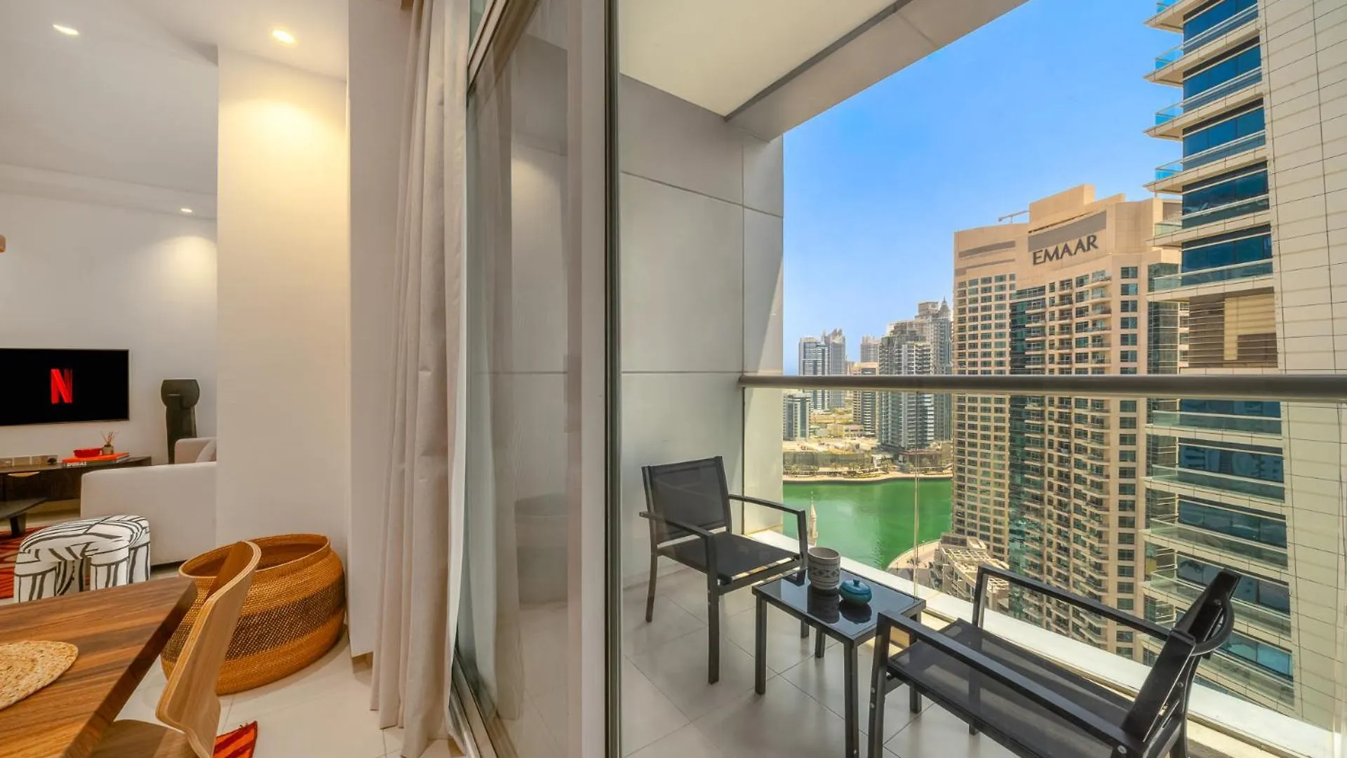 Skyline & Nostalgia Stylish 2Br Getaway Lägenhet Dubai