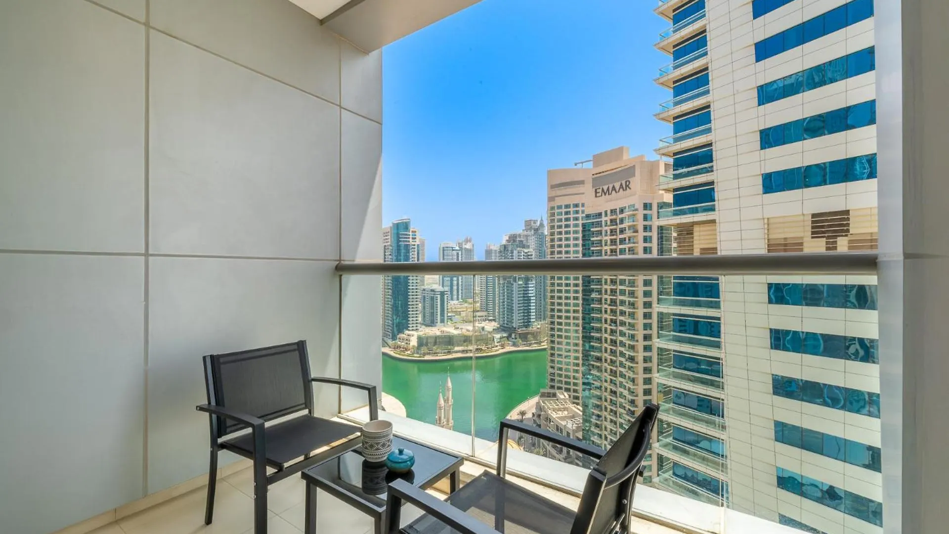 Skyline & Nostalgia Stylish 2Br Getaway Lägenhet Dubai