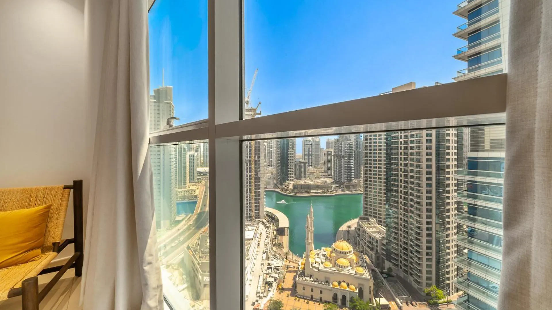 Skyline & Nostalgia Stylish 2Br Getaway Lägenhet Dubai